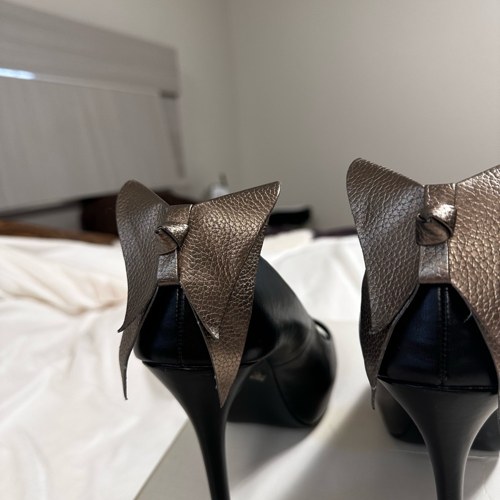 Aldo Black and Bronze Bow Heels - Picture 4 of 6